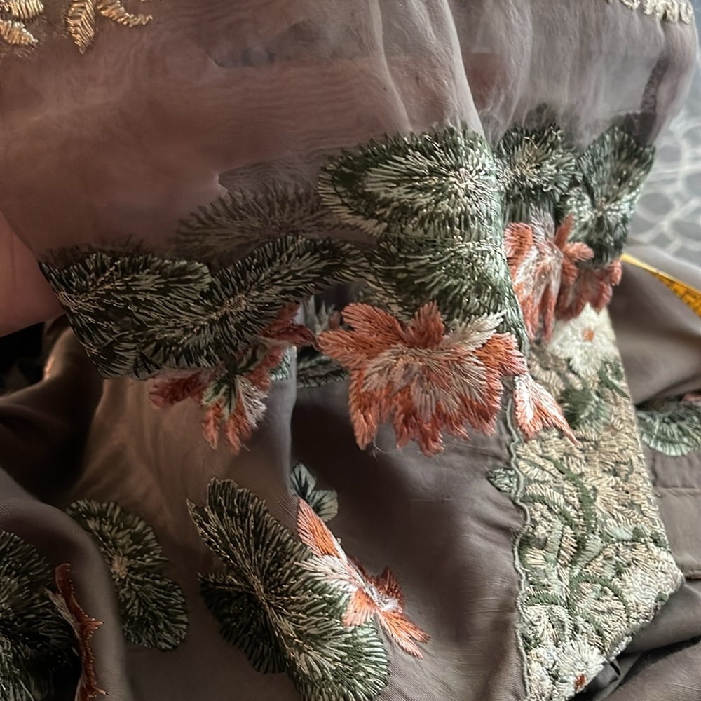 Pakistani Designer Sana Safinaz Elegant Floral Embroidered with tulip shalwar. - Picture 6 of 6